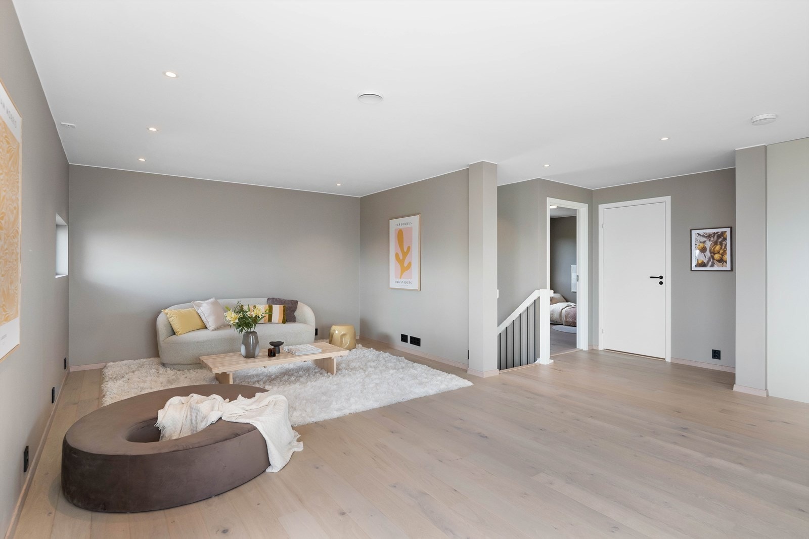 Boligen har nydelig parkettgulv, tidsriktige fage,- og materialvalg og utstrakt bruk av downlights. Galleribilde