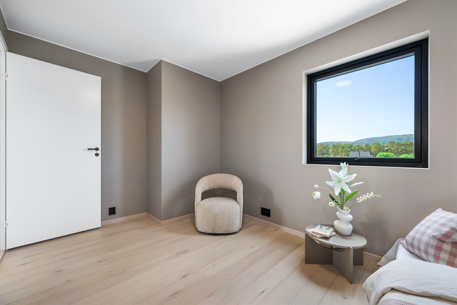 Her er det god plass til seng, skrivepult og annen møblering etter eget ønske og behov. Soverommet har et areal på 9,4 m². Galleribilde