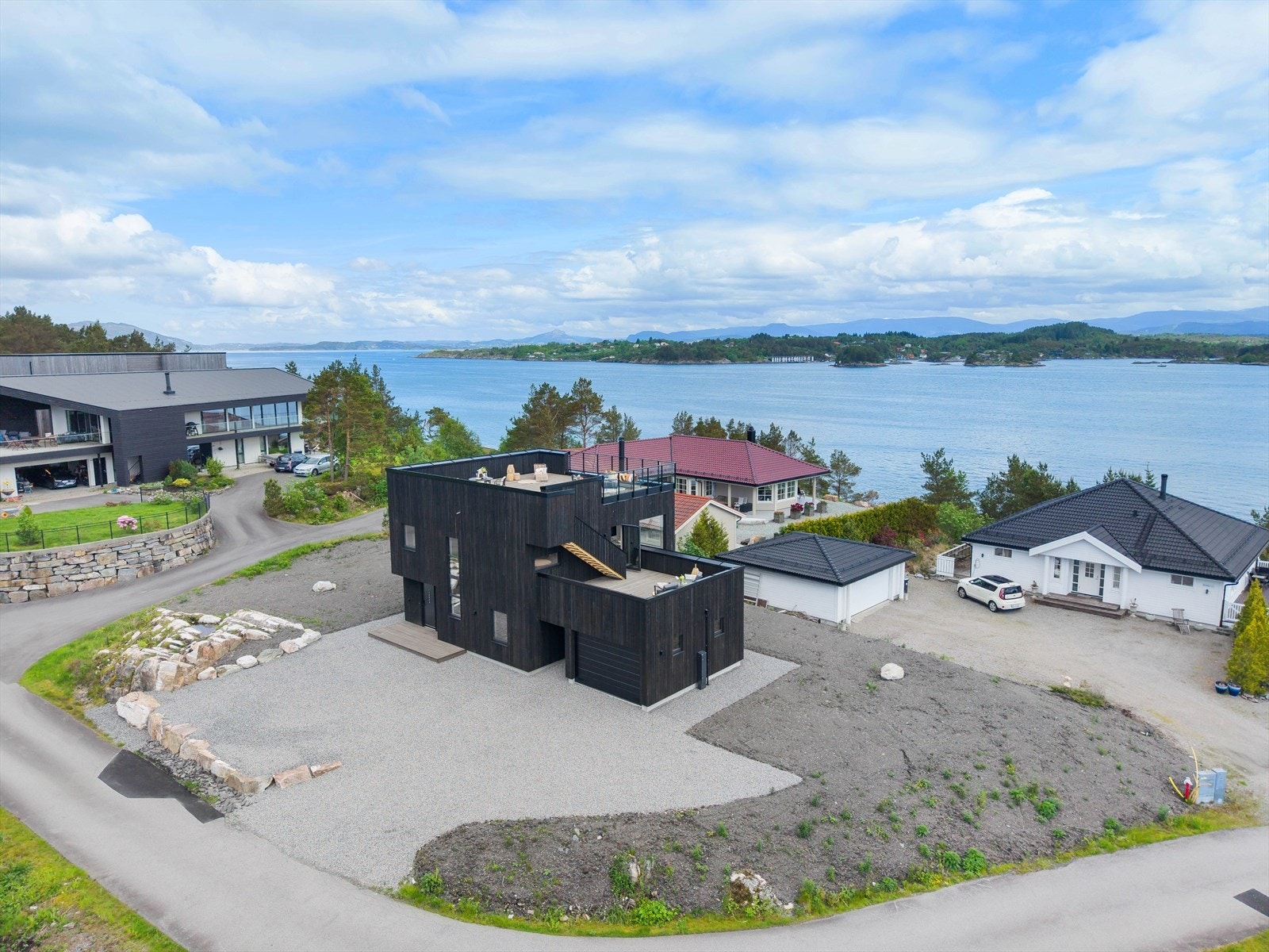 Her bor du i nærhet til sjø, flotte turområder og et godt sted for barna å vokse opp Galleribilde