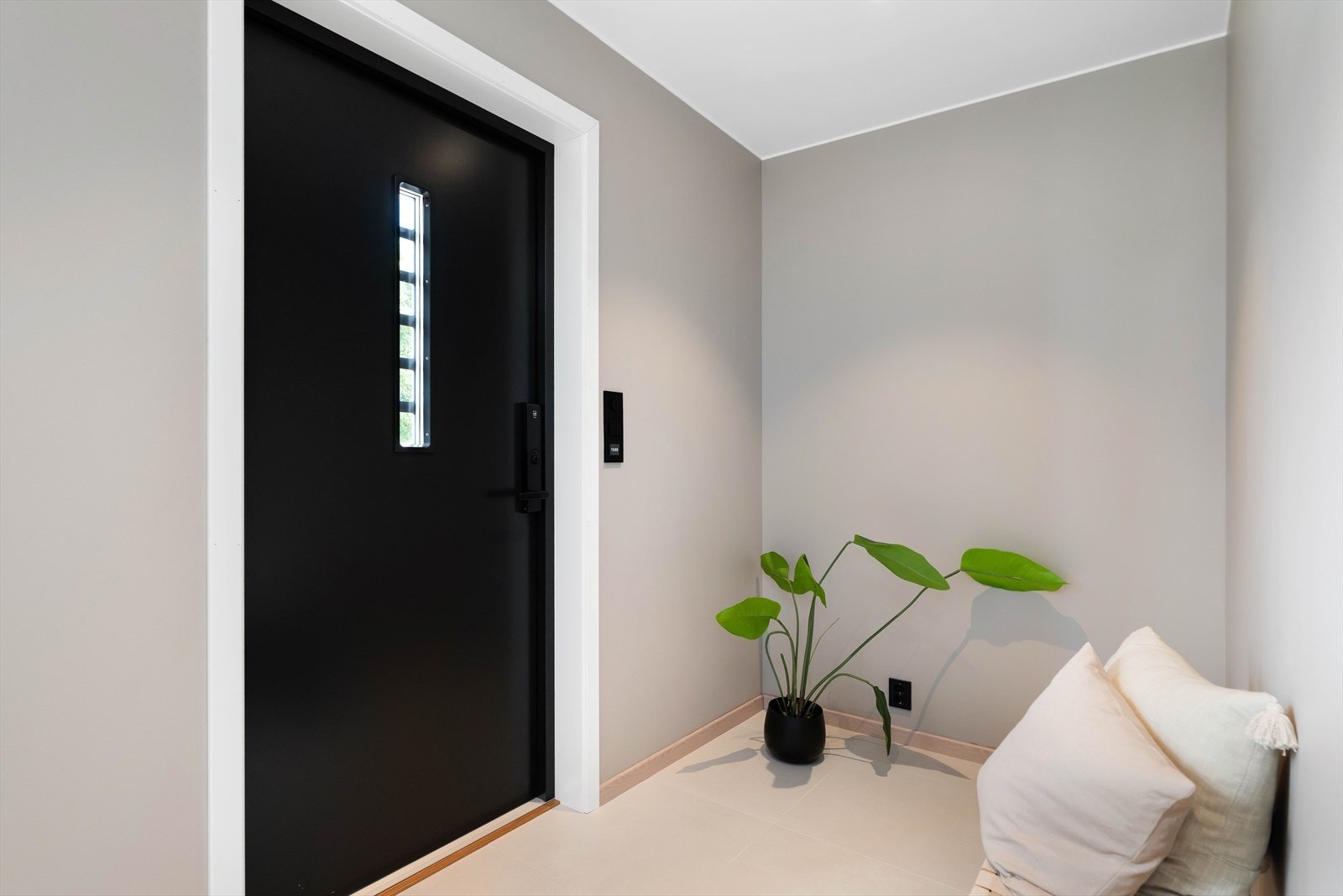 Velkommen inn! Ytterdør med glatt finer av god kvalitet. Kodelås montert. Her er det plass til å montere skyvedørsgarderobe om ønskelig. Galleribilde