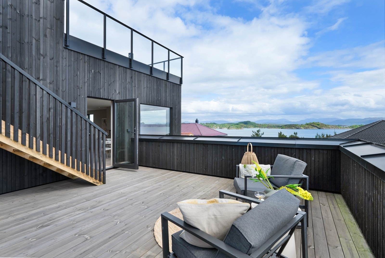 Takterrasse med utgang fra stue og med videre tilkomst til enda en takterrasse. Galleribilde