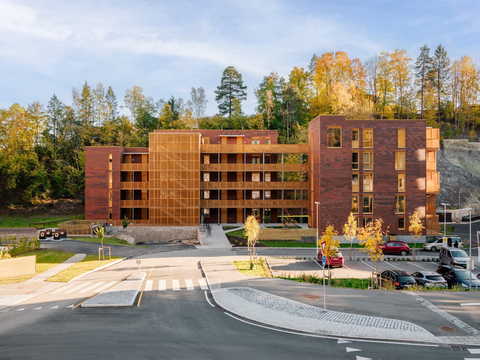 Velstelte og pent opparbeidede fellesområder med plen og beplantning Galleribilde