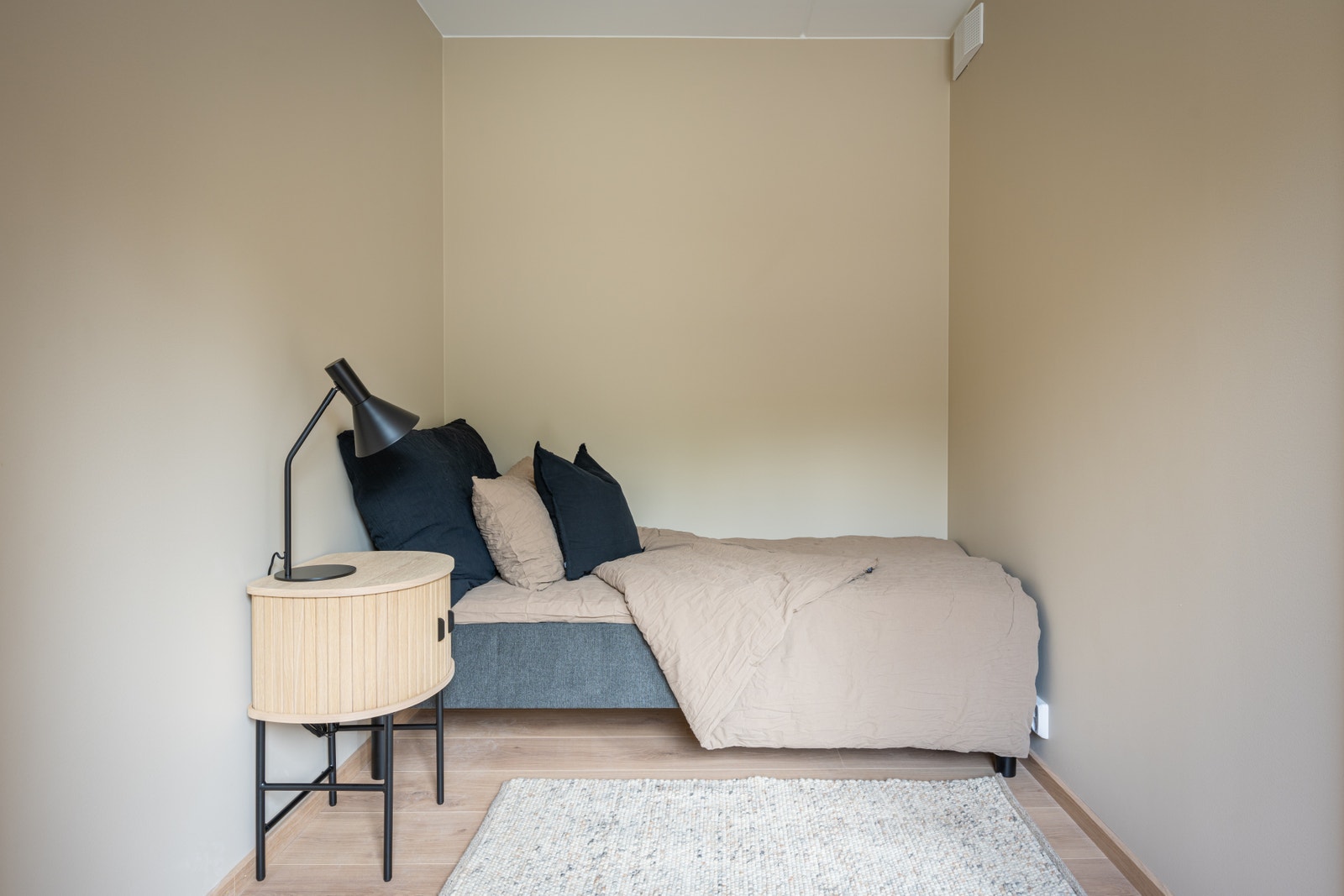Soverom 2 egner seg godt som gjesterom, kontor eller barnerom. Garderobeskap fra Designa. Galleribilde