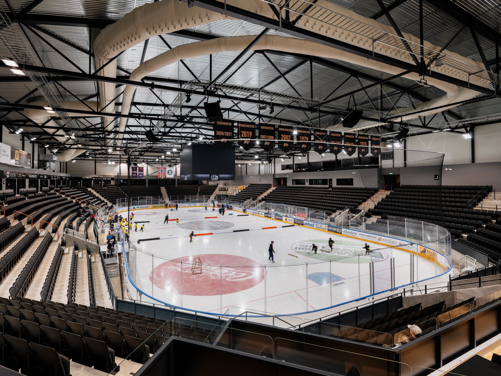 Varner Arena inneholder blant annet ishockey bane hvor Frisk Asker spiller sine hjemmekamper. Galleribilde