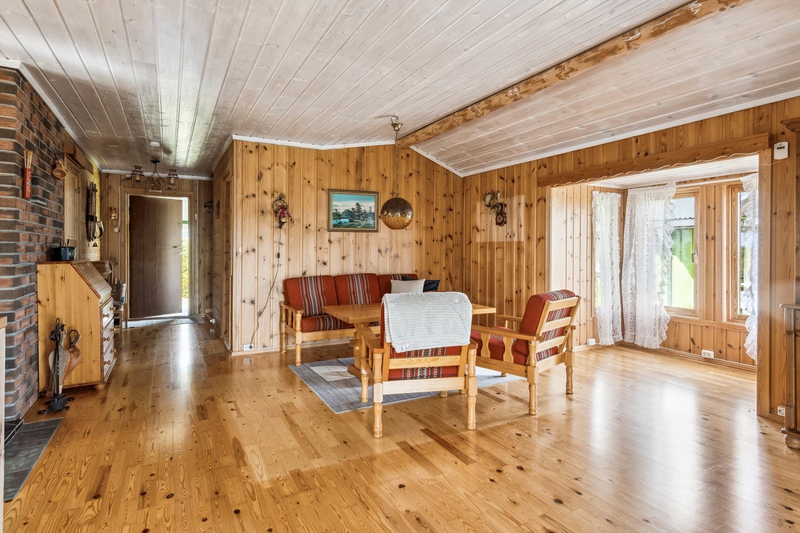 Stua har et tilbygget karnapp som gir godt med lysinnslipp. Galleribilde