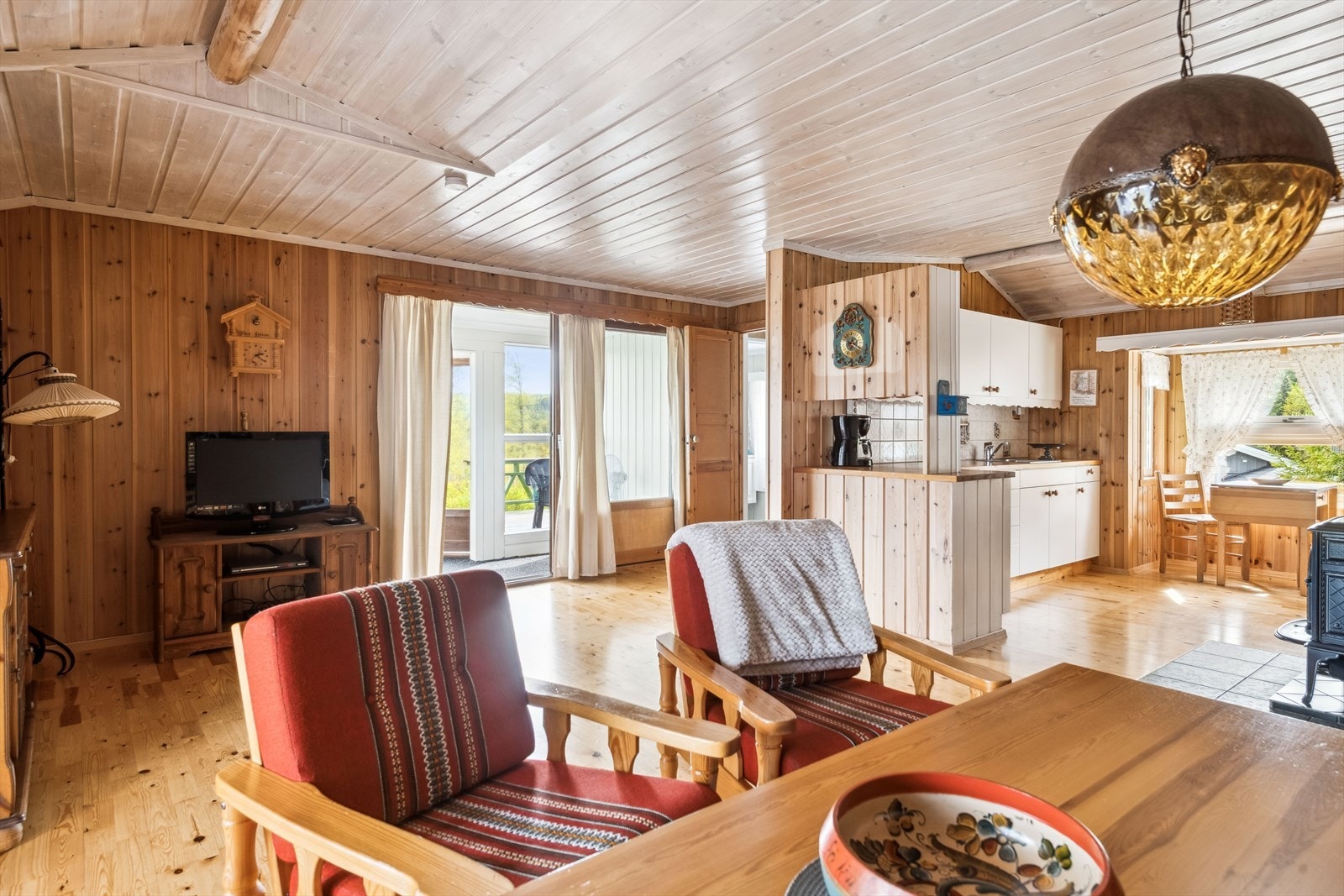 Solid materialvalg, med panelte vegger og himling, og furugulv. Galleribilde