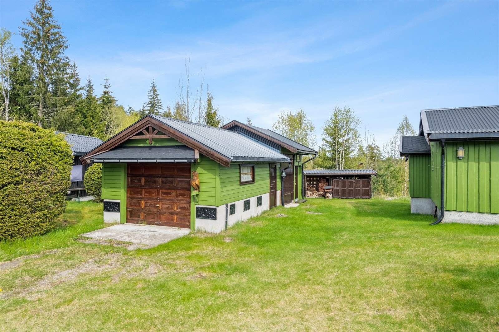 Garasjen oppe på hyttetunet - garasjen har to porter, oppbevaringsrom og utedo. Galleribilde