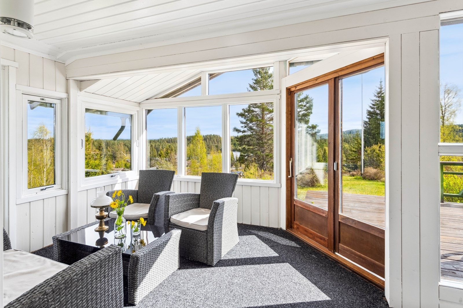 Vinterhagen på 12 m2har lyse overflater og lunt teppegulv. Utgang til åpen terrasse på 16 m2. Galleribilde