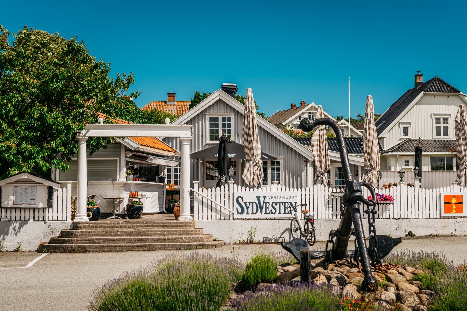 I Helgeroa er det flere spisesteder og cafeer Galleribilde