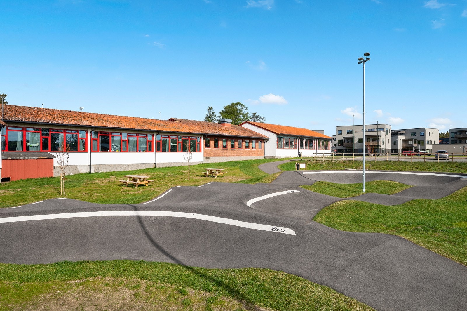 Det er kort vei til Berg Skole dersom barna ønsker å ta en runde i pumptracken med sykkel eller scoot Galleribilde
