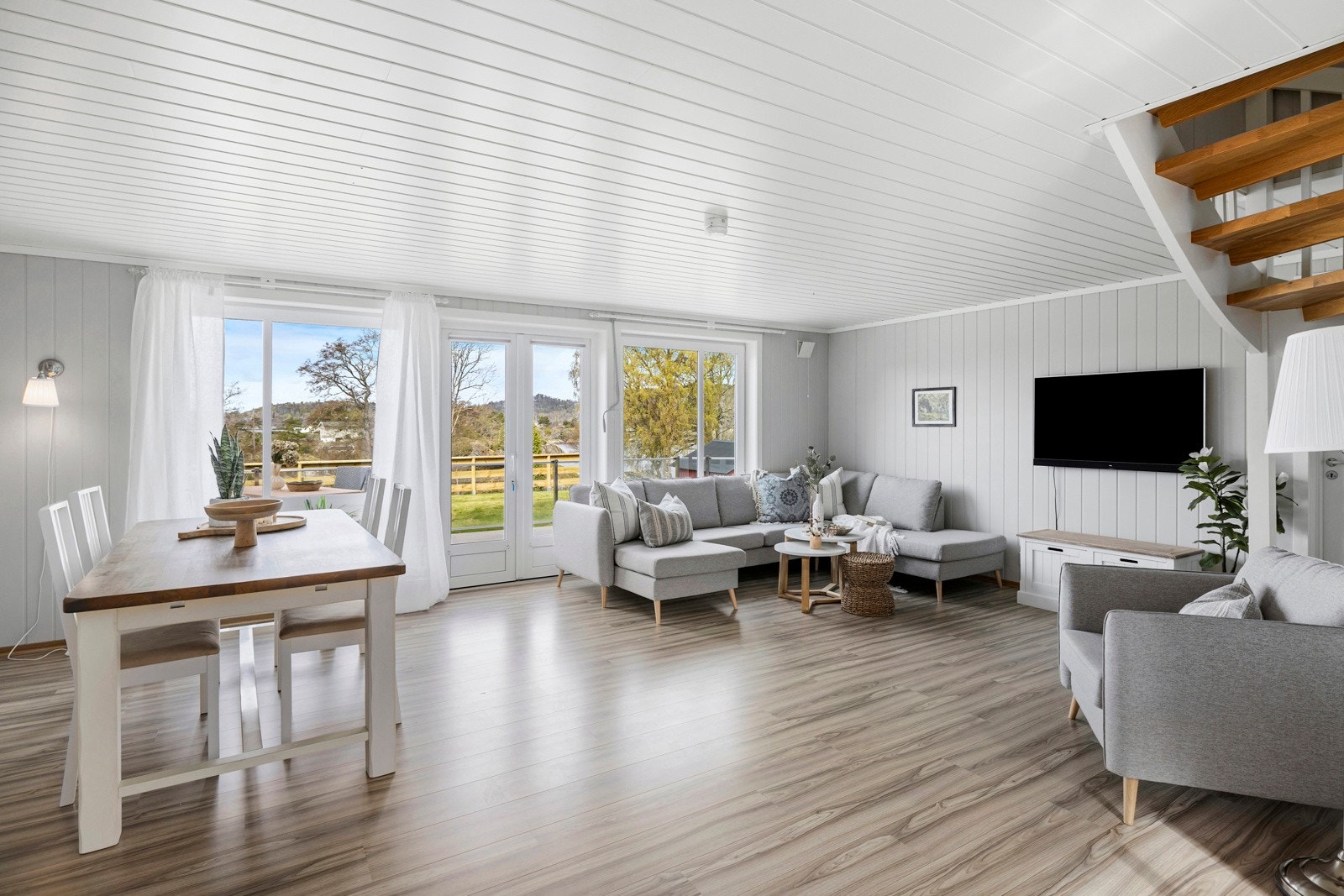 Det er god plass til både sofagruppe og langbord for gode måltider Galleribilde