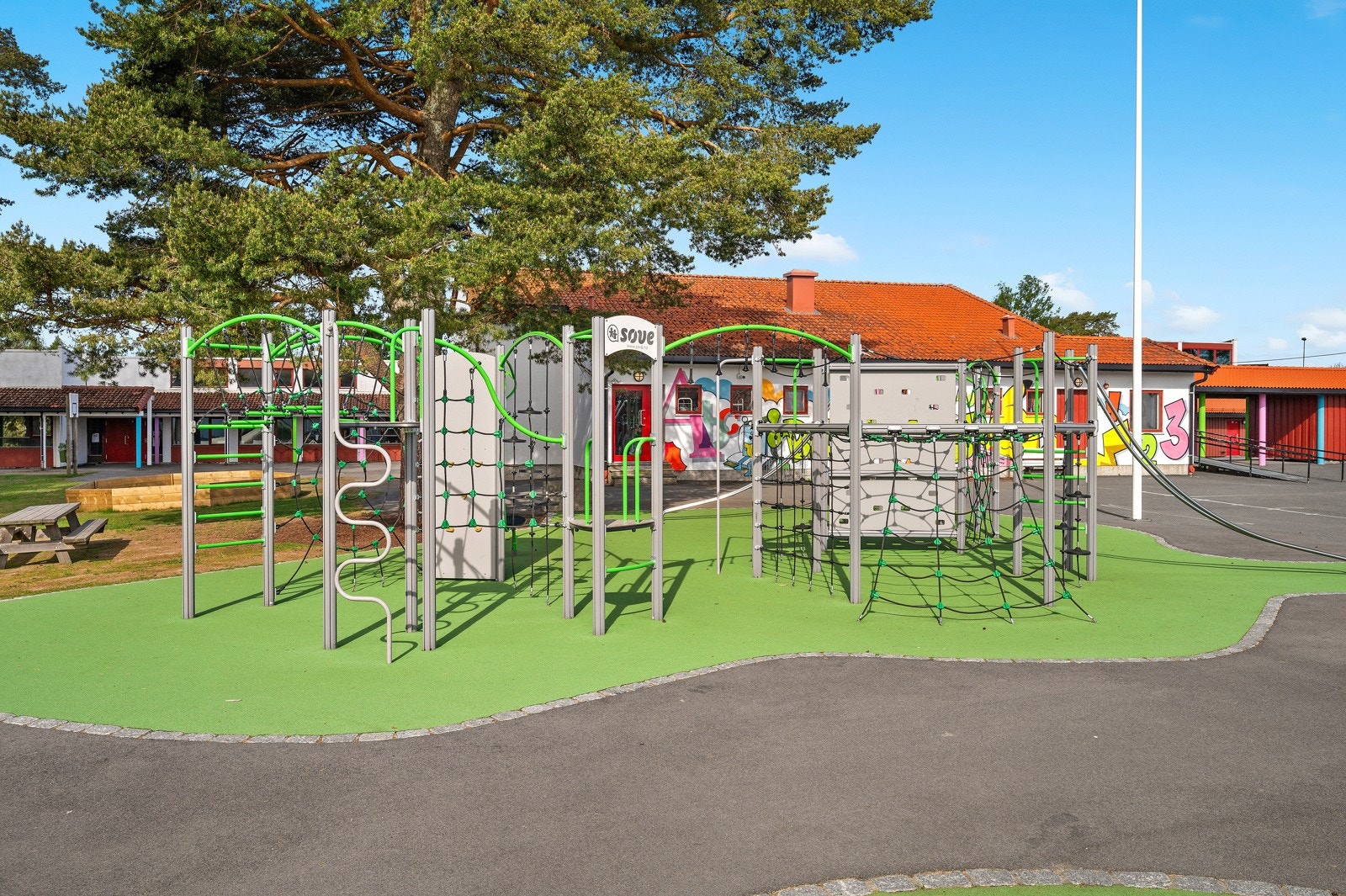 Det er mange flotte aktiviteter og lekeapparater på Berg skole Galleribilde