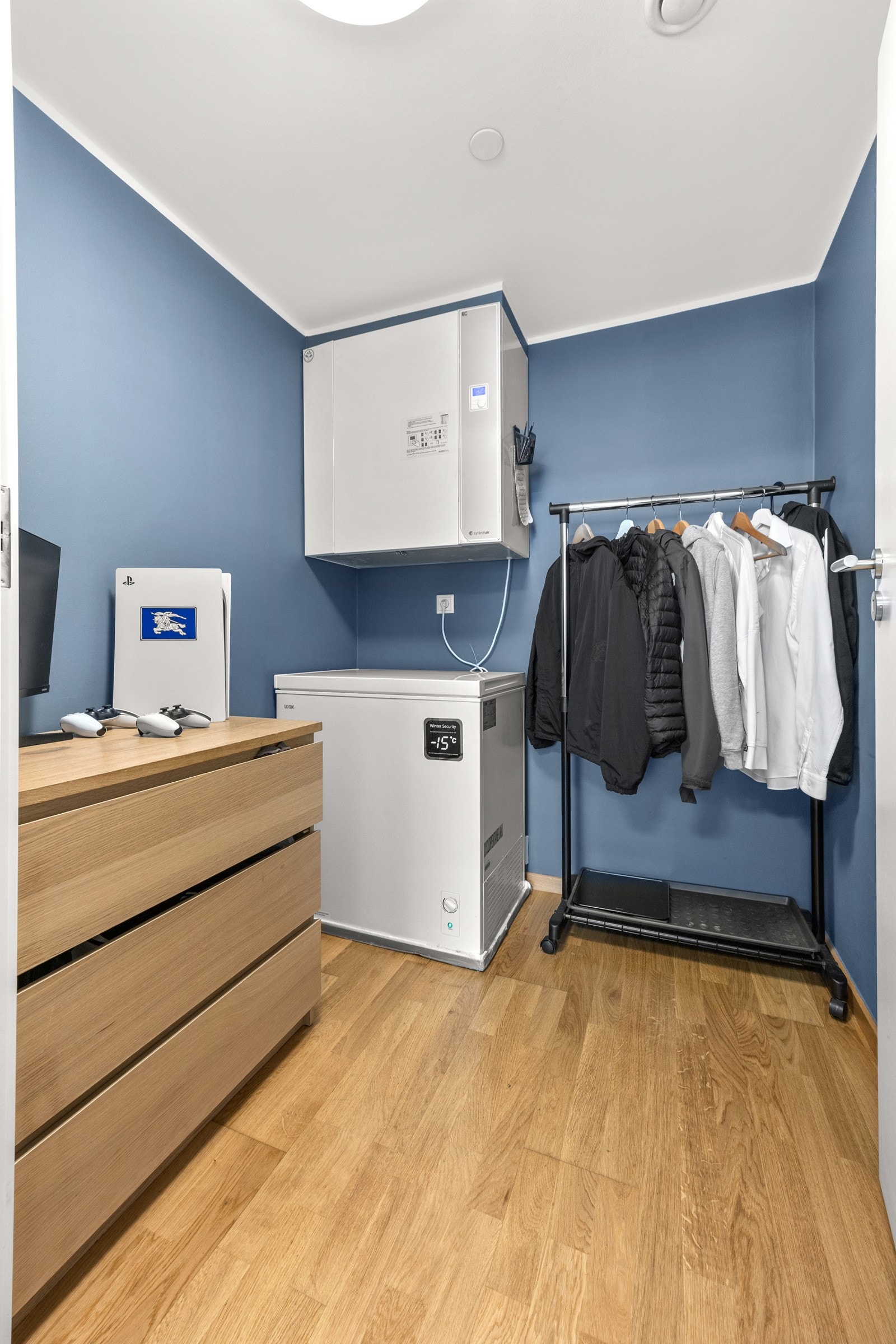Rommet har tilgang på en innvendig bod som er innredet som et walk-in-closet. Galleribilde