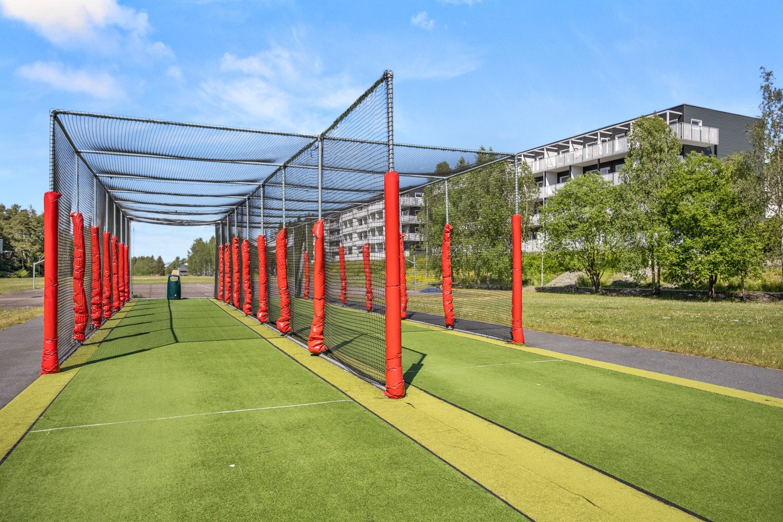 Nesten rett utenfor leiligheten har bebeoere tilgang på Bjørndal idrettspark med ulike fotballbaner (kunstgress, naturgress og grusbane). Galleribilde