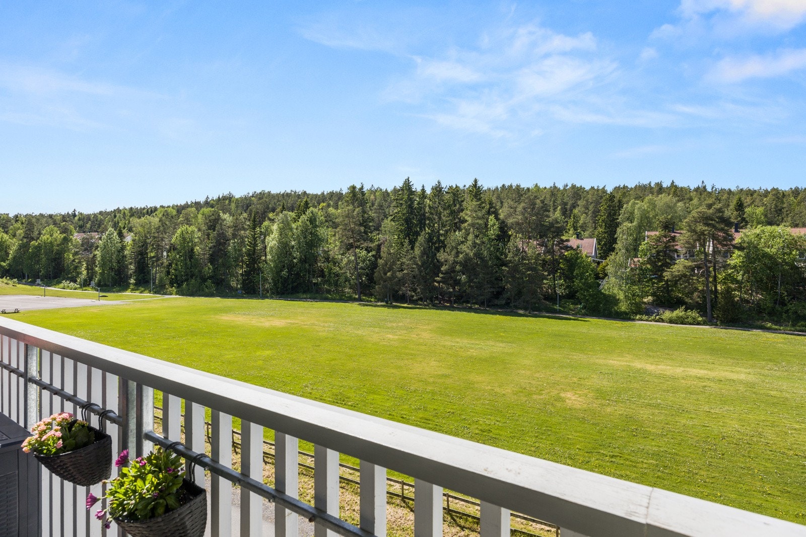 Utsyn til grønne og frodige områder og Bjørnsdal idrettspark. Galleribilde