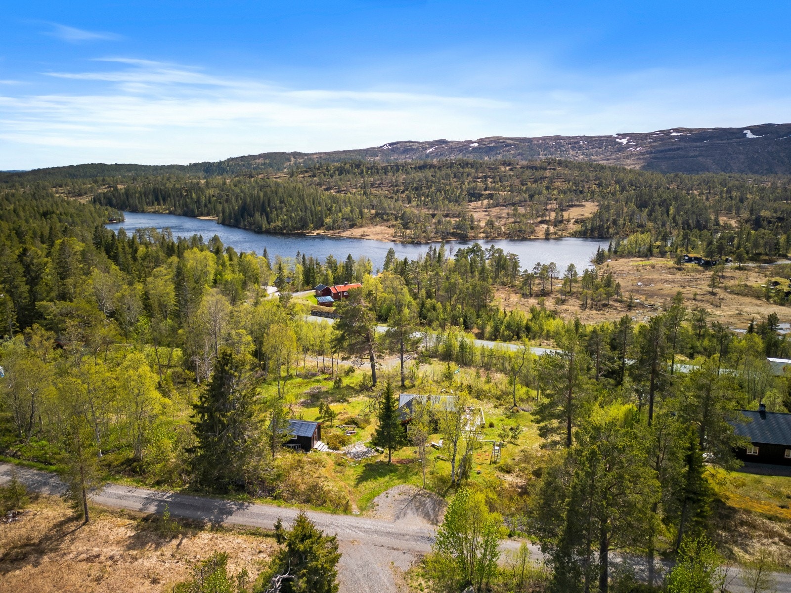 Velkommen til Hosetkjølvegen 23 - en sjarmerende fritidsbolig beliggende på Søvasskjølen. Foto: Jon Haukdal og Eivind Mølnå. Galleribilde