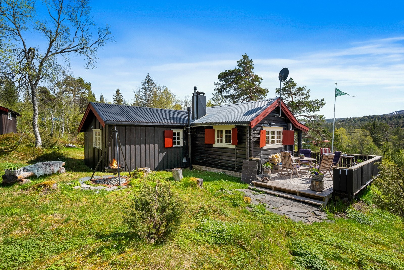 Det er en romslig terrasse som strekker seg rundt hytta og vender mot sørvest. Galleribilde