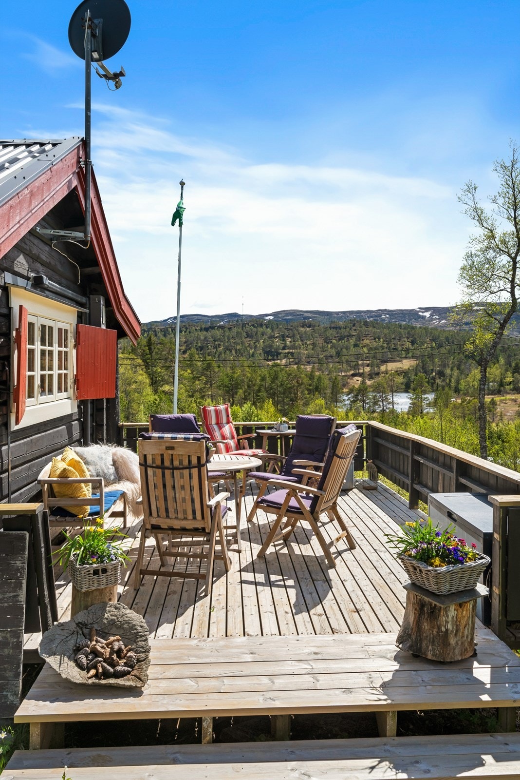 Med svært enkel adkomst fra hovedveien er hytta prima for bruk både sommer og vinter. Galleribilde