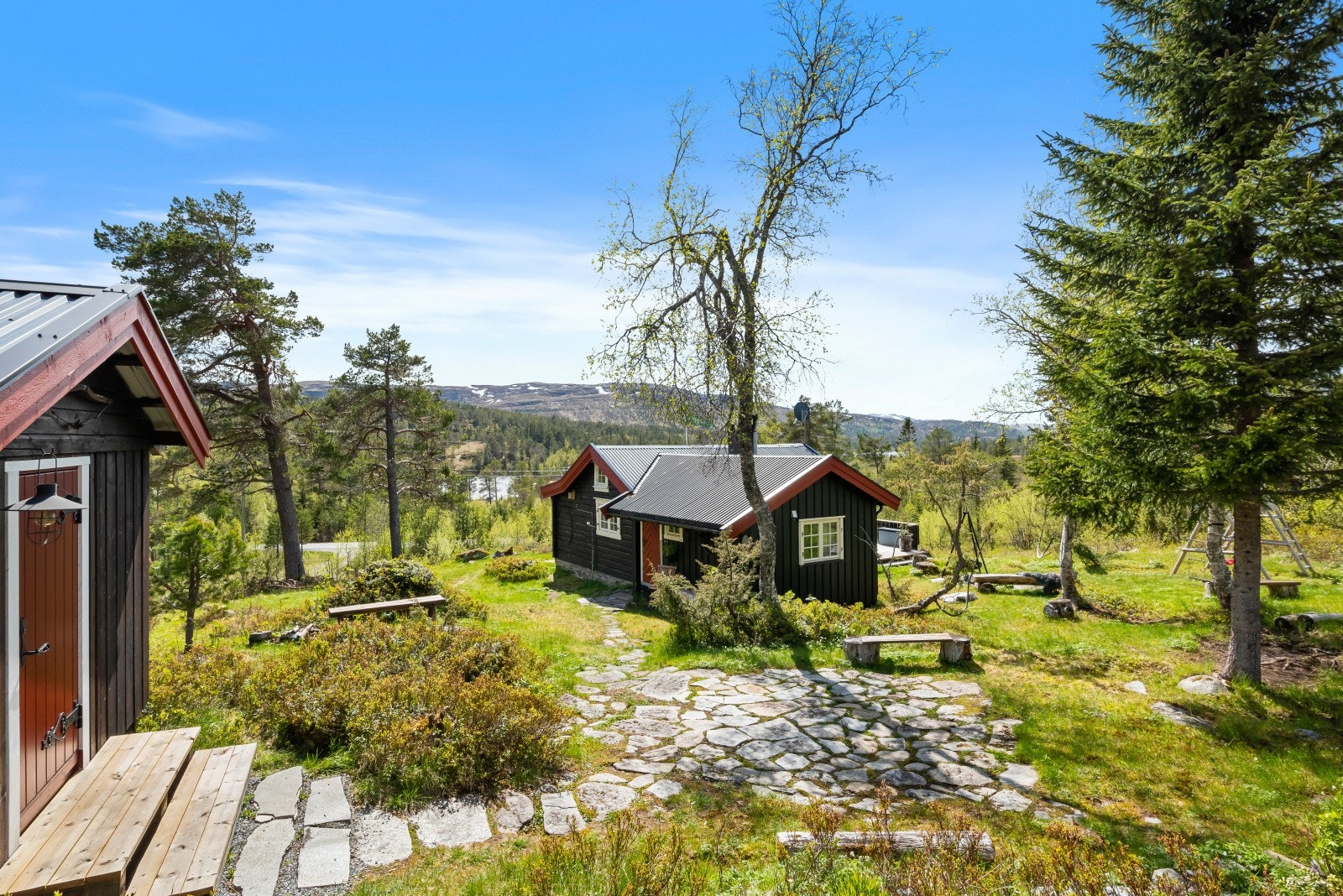 På eiendommen finner man også en romslig utebod på ca. 8m² med god plass til oppbevaring av utstyr. Galleribilde