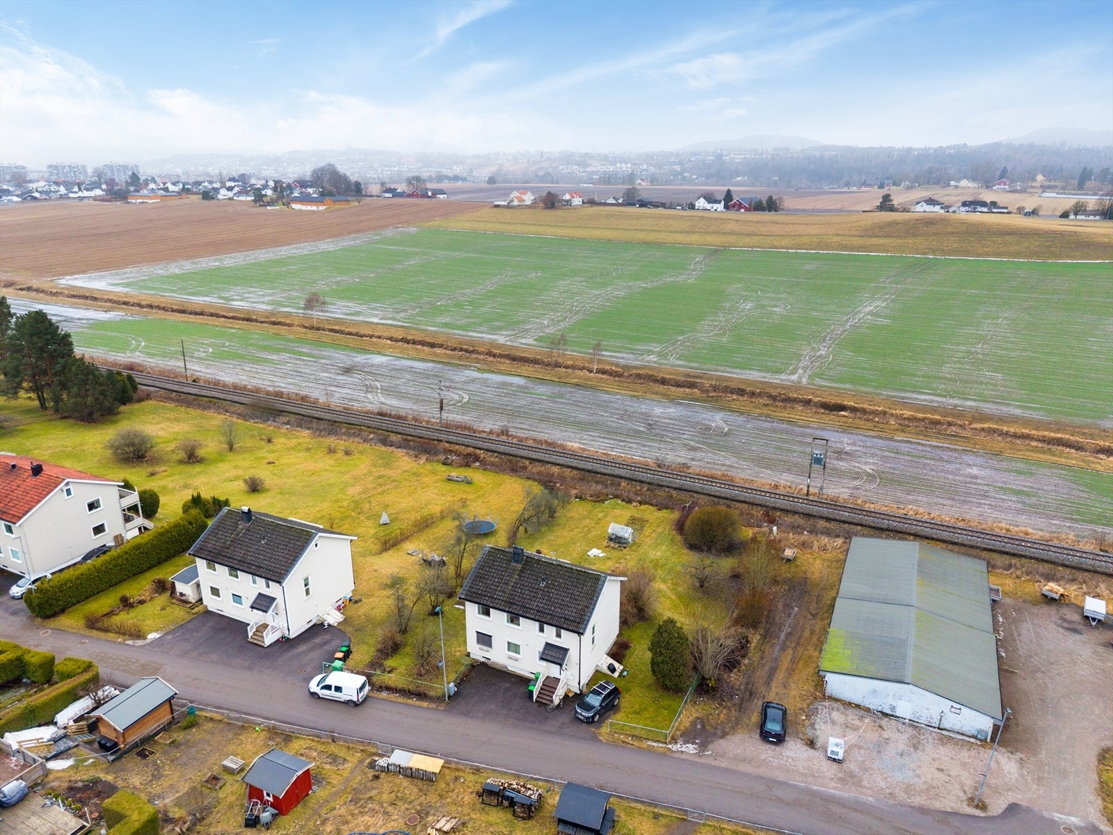 Boligen ligger fint til med attraktiv beliggenhet i barnevennlig og populært boligområde på Rising. Galleribilde