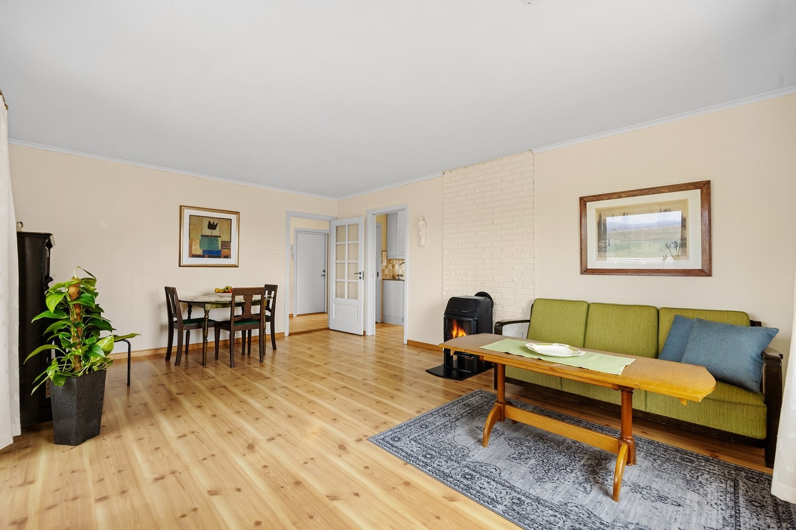 En lys og romslig halvpart av tomannsbolig med gode rom, fin utsikt og stedvis behov for oppgraderinger. Her har du en gyllen mulighet å skape deg din drømmebolig! Galleribilde