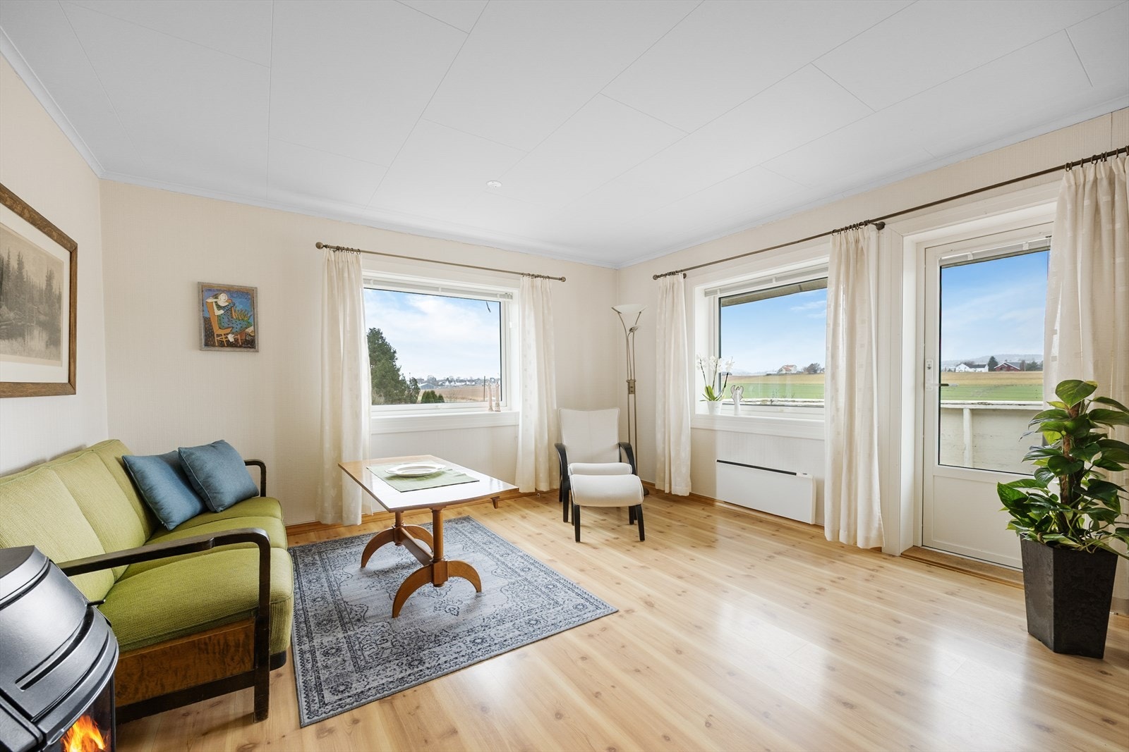 Leiligheten har en lys og pen stue med plass til både sofagruppe og spisestue. Galleribilde