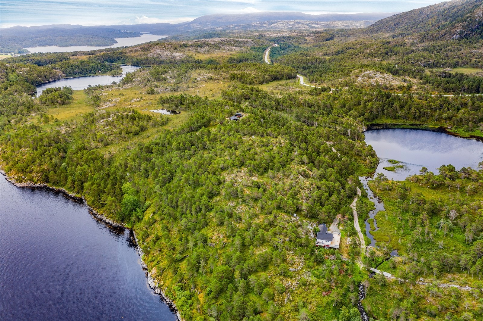 Eiendommen ligger fint til ca.100 m fra sjøen. Galleribilde
