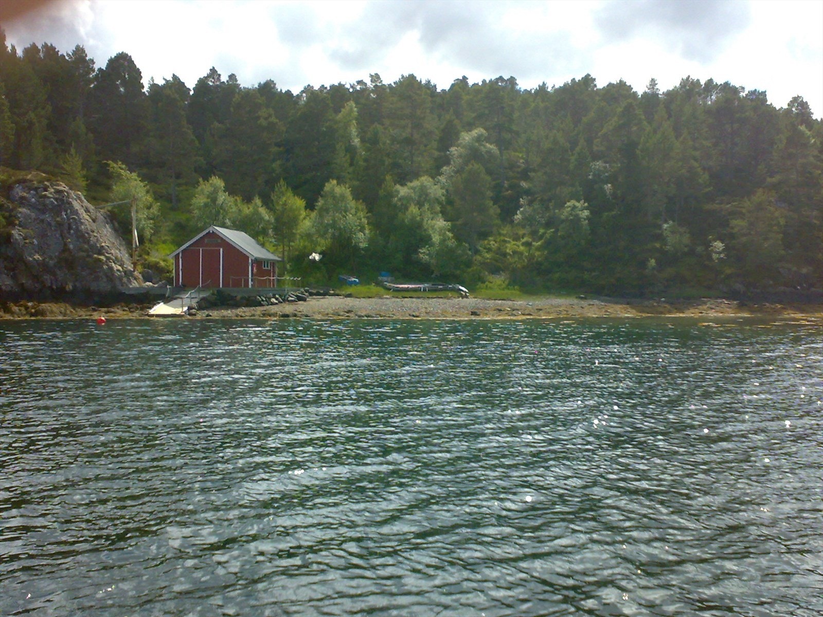 Dagens eier har fått godkjenning fra grunneier til å oppføre naust på en nausttomt. Dersom ny eier ønsker å bygge naust, må vedkommende innhente ny godkjenning fra grunneier. Galleribilde