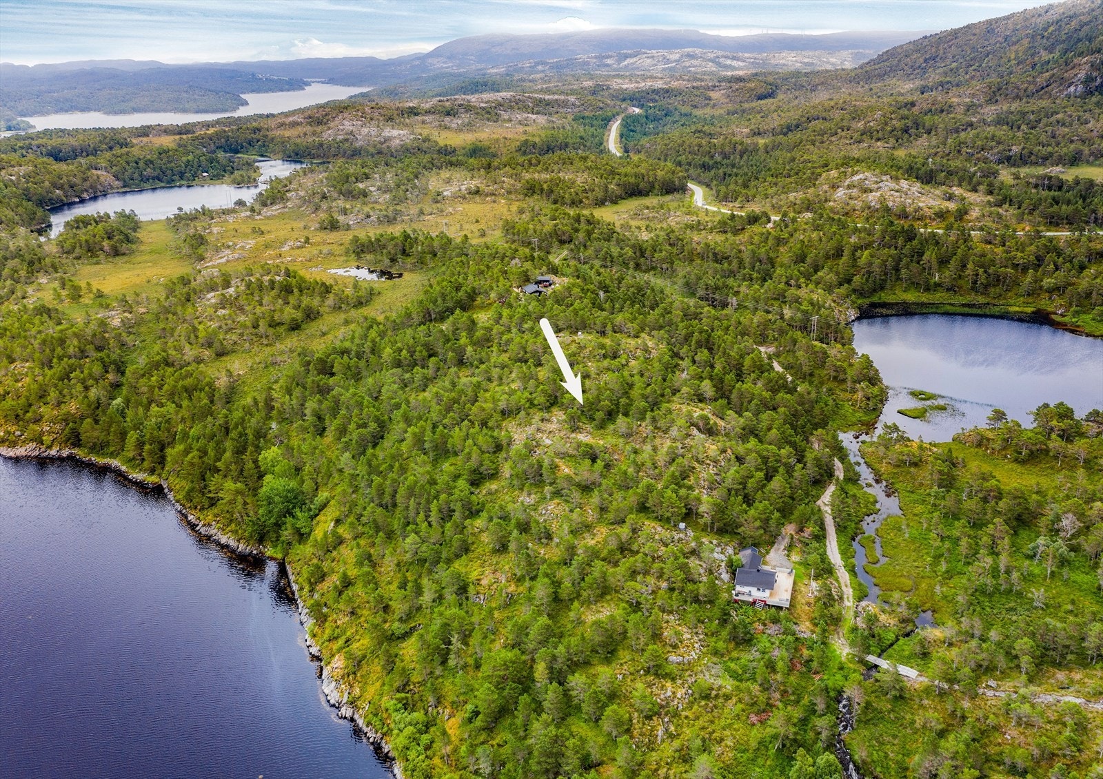 Rett bak tomten finner man et vakkert ferskvann med fiskemuligheter. Bildet er bare en illustrasjon og pilene er ikke helt nøyaktige. Galleribilde