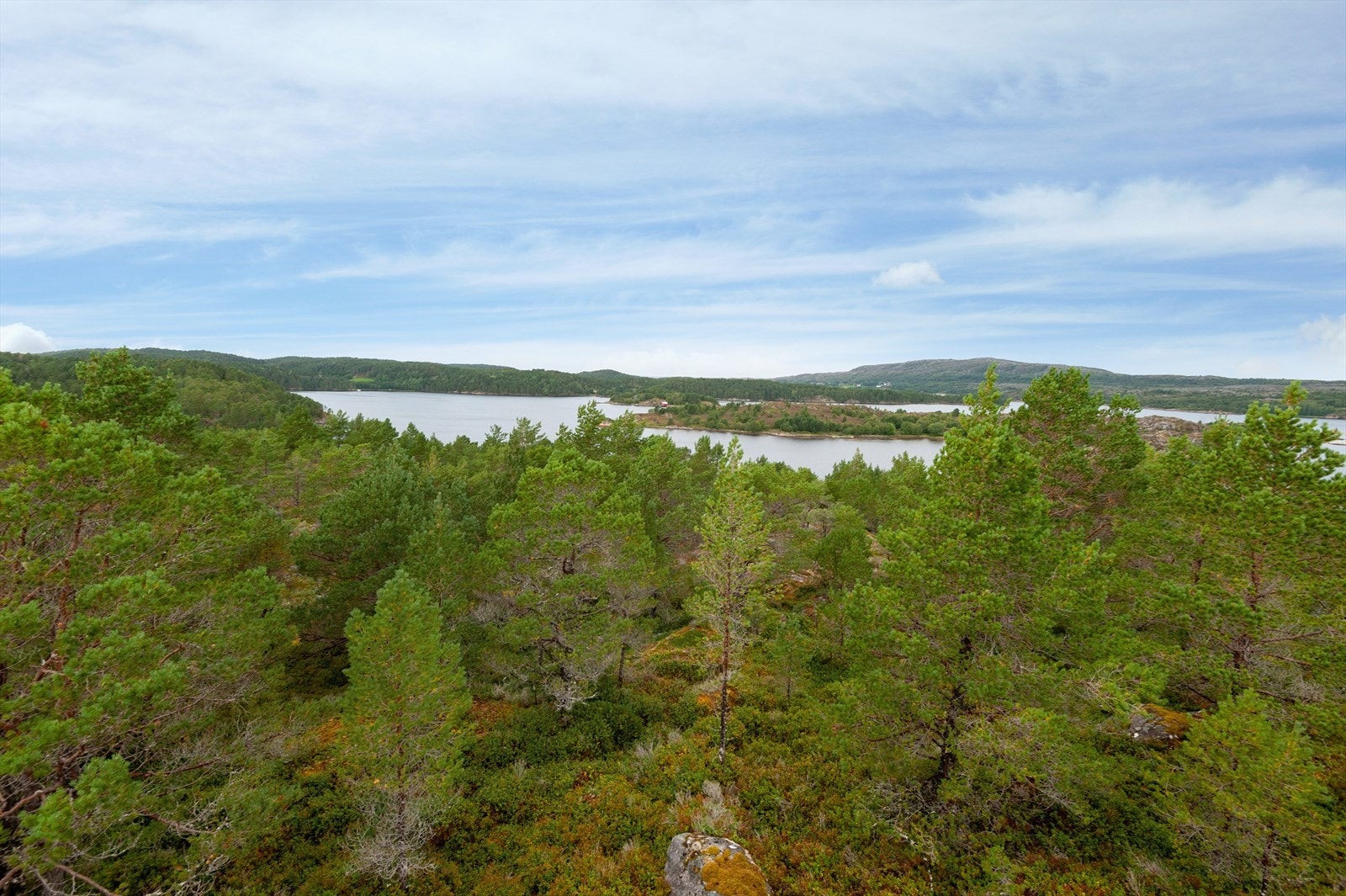 Området byr på kjempefine turmuligheter både på sjø og land, med norsk natur så langt øyet ser. Galleribilde