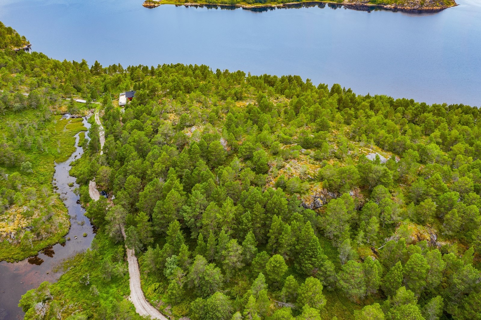 Tomta er på ca. 907 kvm og har gode solforhold. Galleribilde
