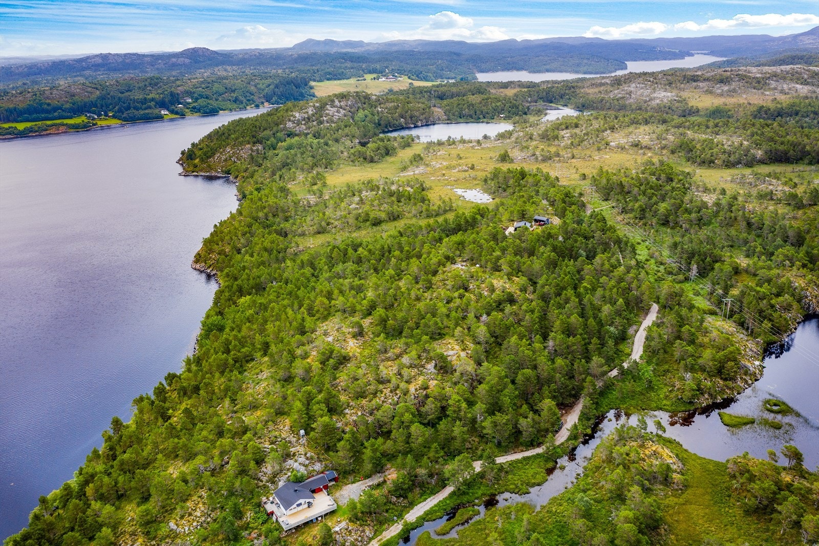 Fra tomta er det ca. 15 minutters kjøring til Fillan sentrum hvor man finner det meste av servicefasiliteter man trenger. Galleribilde