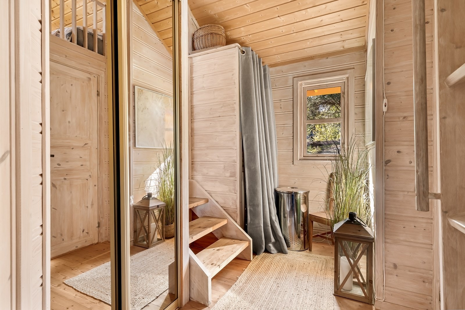 Tretrappen fører opp til gangen i loftsetasjen. Galleribilde