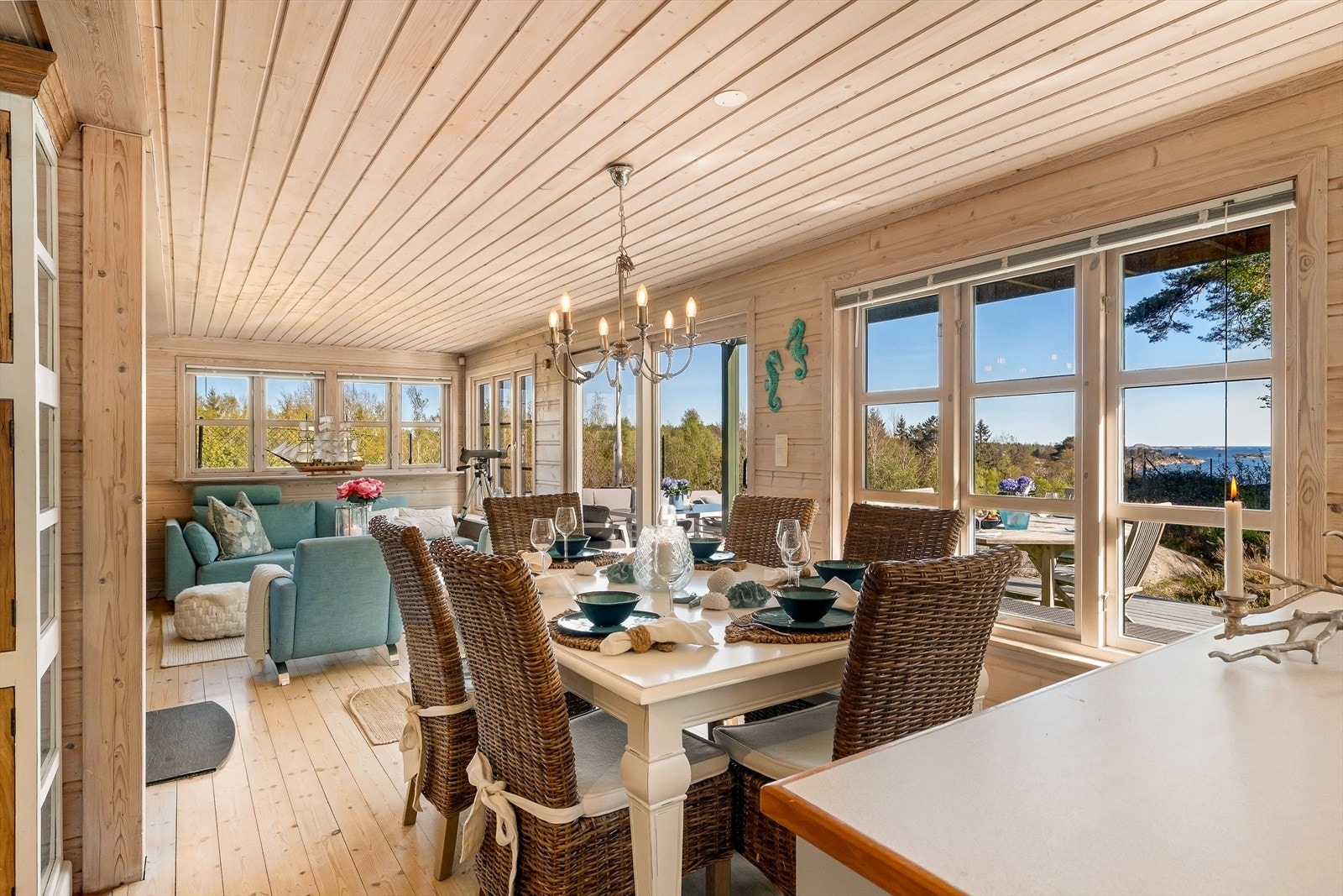 Fra spiseplassen er det direkte utgang til en stor terrasse via en skyvedør i tre. Galleribilde