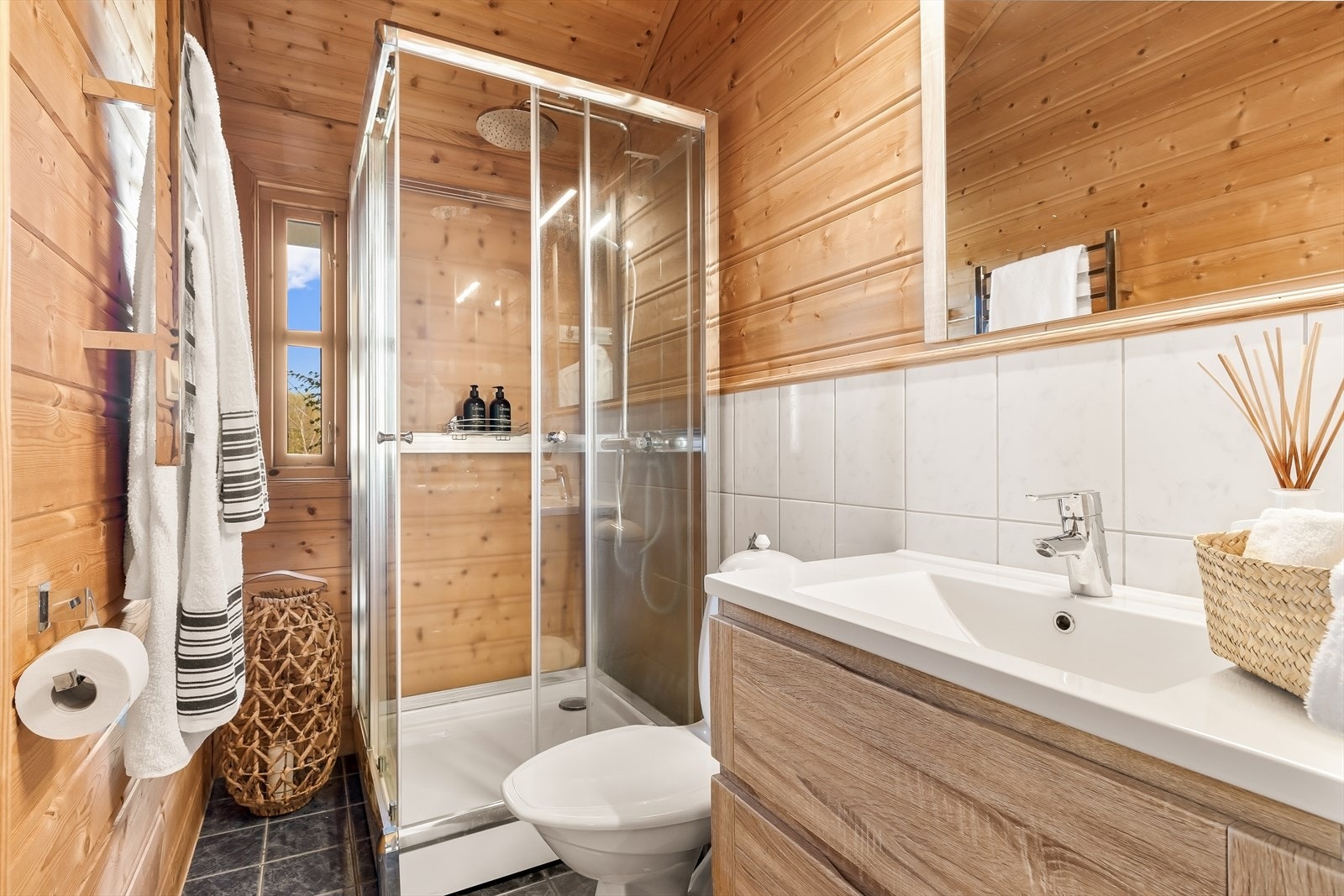 Badet i første etasje har elektriske varmekabler i gulvet, dusjkabinett og downlights i taket. Galleribilde