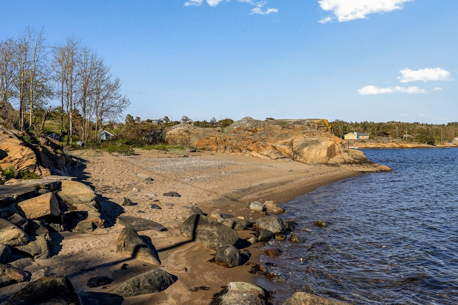 Det er kun en kort spasertur ned til flere badeplasser og svaberg. Galleribilde