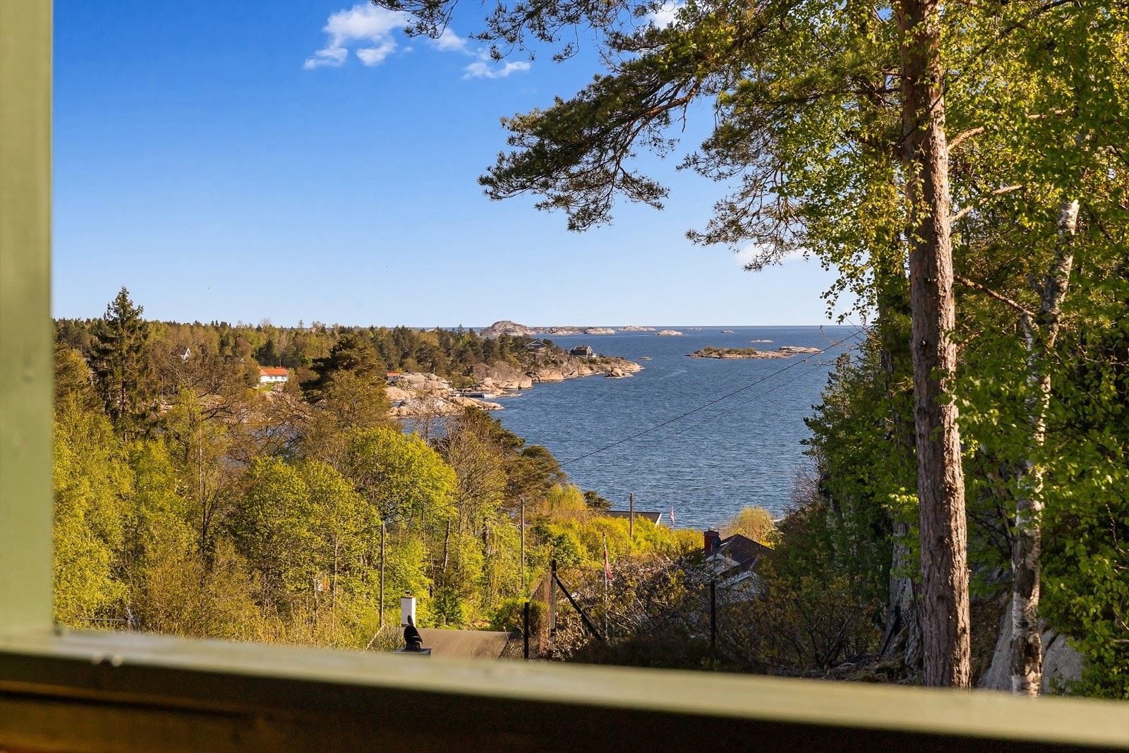 Utsikt fra et av vinduene i loftsetasjen. Galleribilde