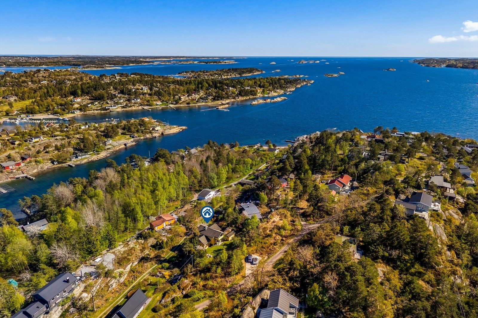 Eiendommen ligger idyllisk og tilbaketrukket til på Østre Nes, med umiddelbar nærhet til sjøen og den vakre skjærgården. Galleribilde