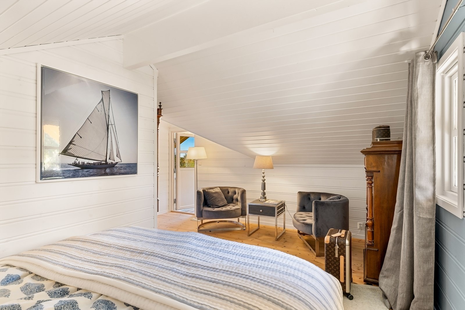 Rommet er lyst og har god plass til både seng og en liten sittegruppe. Galleribilde