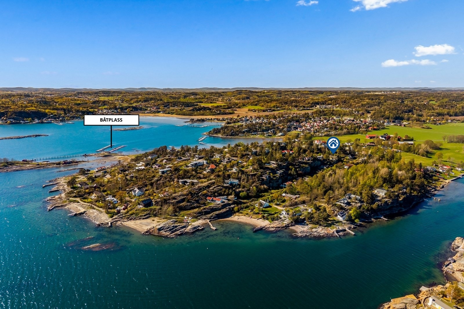 Med eiendommen følger båtplass ved Nybryggen, med en bredde på ca. 2,6 meter. Galleribilde