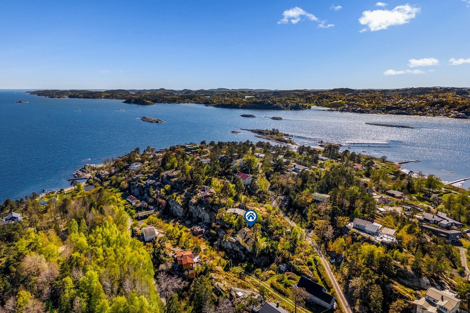 Selv om beliggenheten er tilbaketrukket, er det kun rundt ti minutter med bil til Sandefjord sentrum. Galleribilde