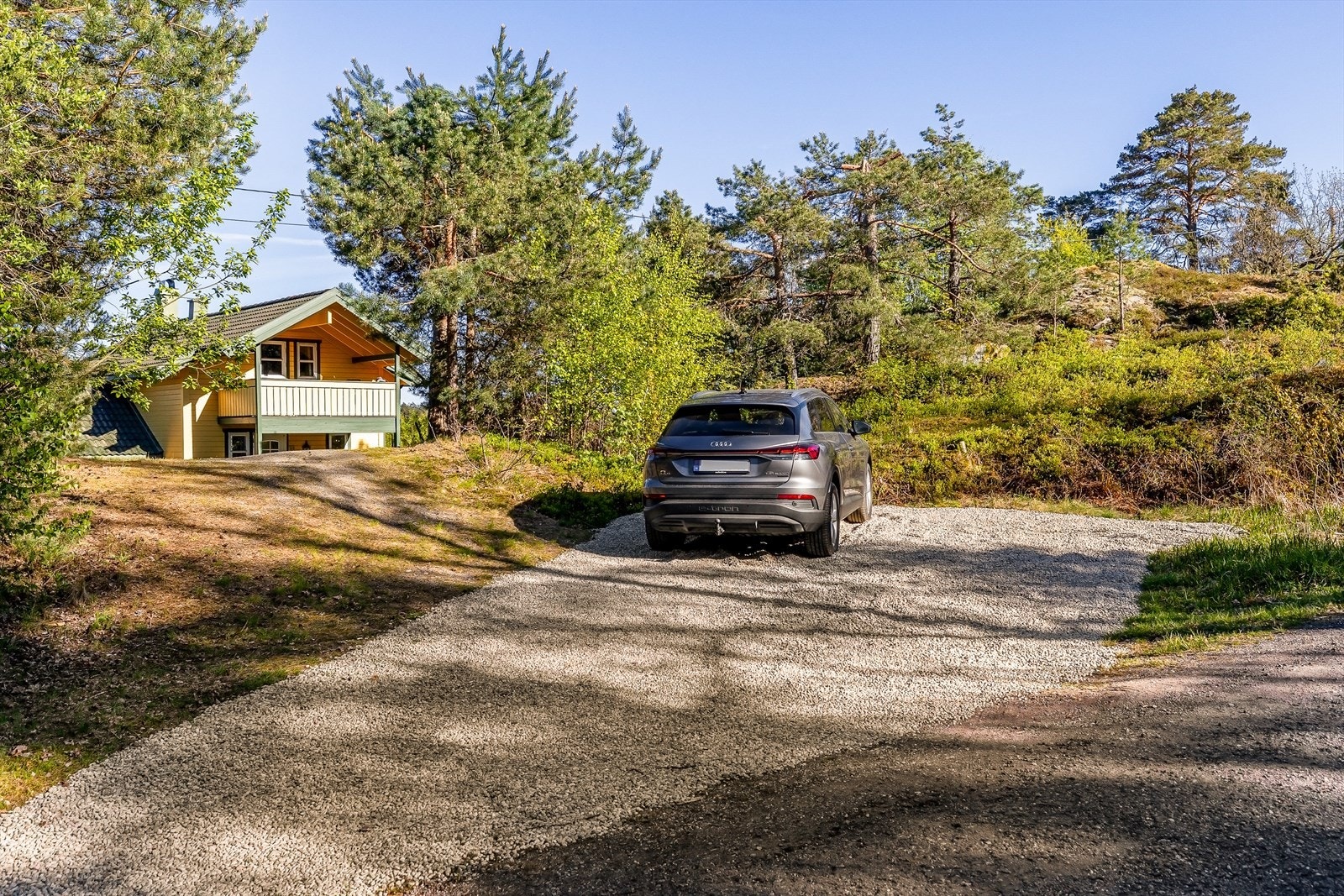 Egen gruset parkeringsplass på tomten. Galleribilde