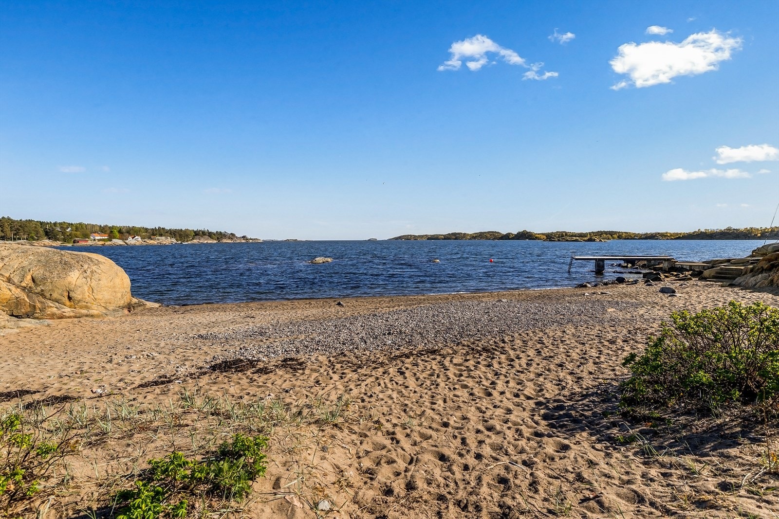 Det er ca 250 meter i luftlinje til en flott sandstrand. Galleribilde