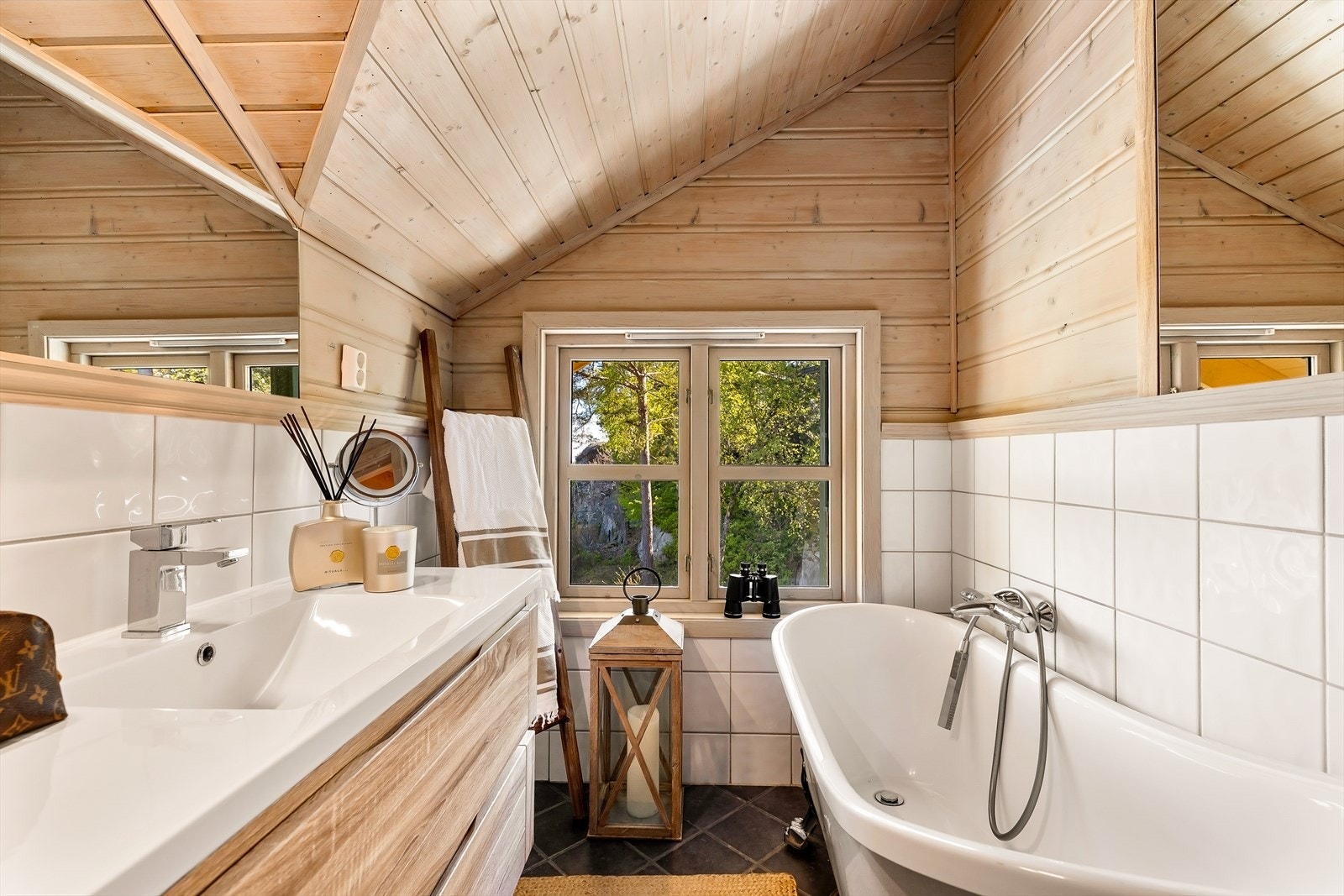 Badet i loftsetasjen har et sjarmerende, frittstående badekar. Galleribilde