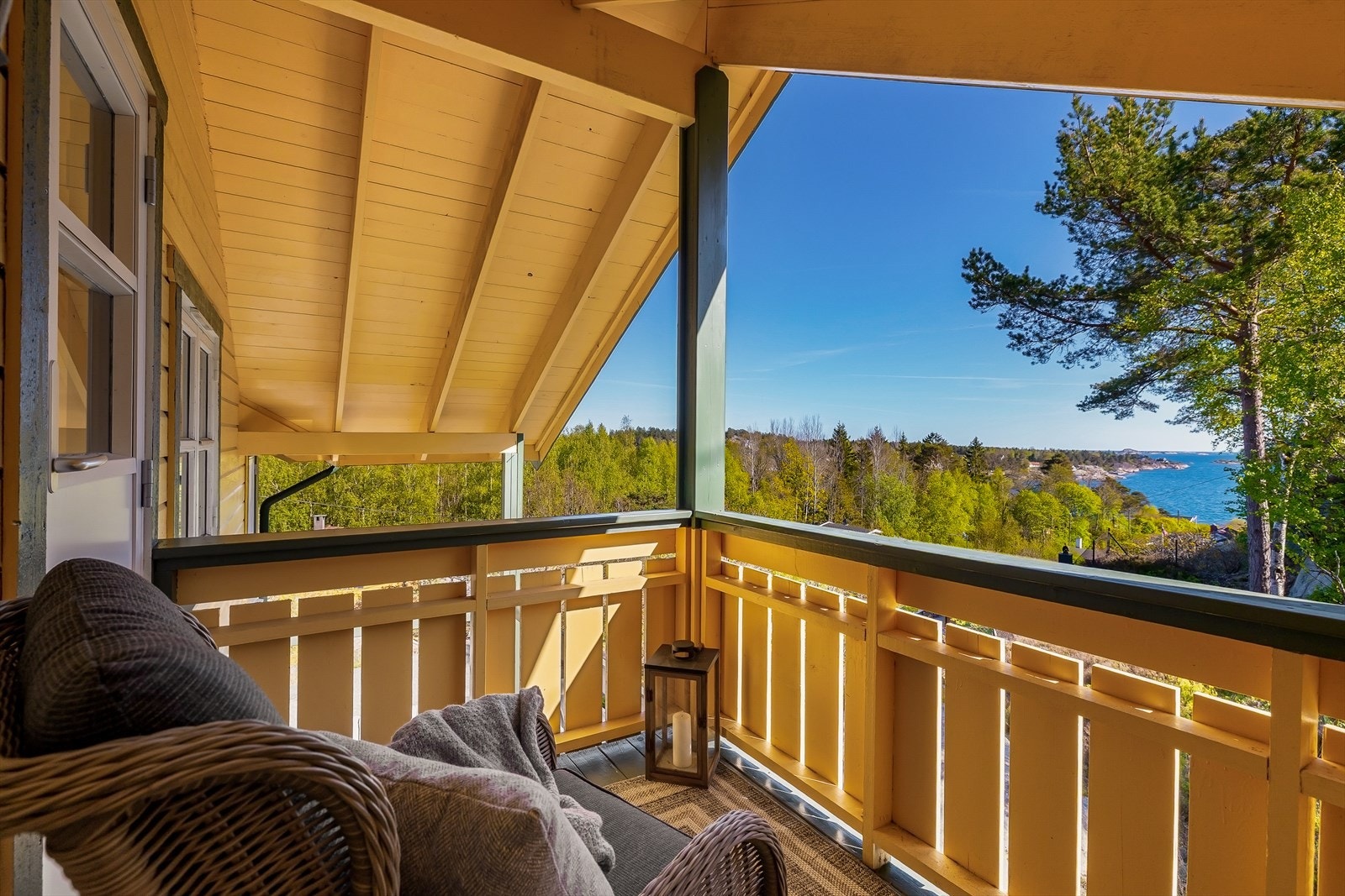 Fra balkongen i loftsetasjen har man flott utsikt over kystlandskapet. Galleribilde