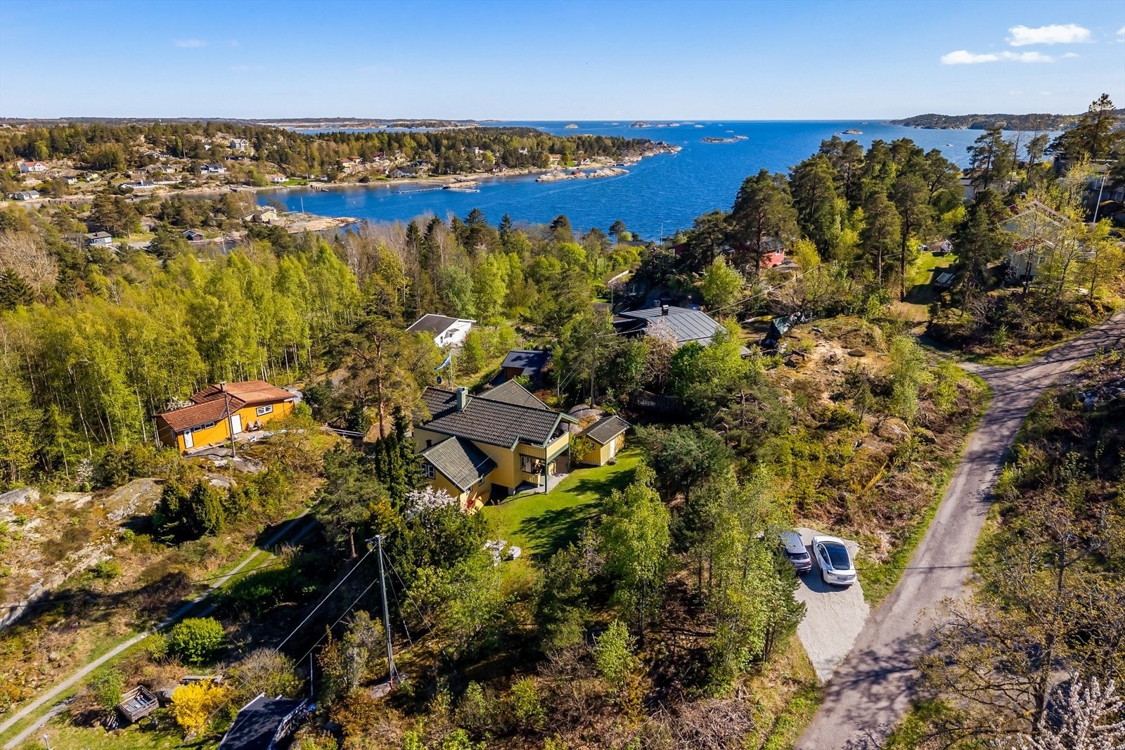 Hytta ligger høyt og fritt med gode solforhold. Galleribilde