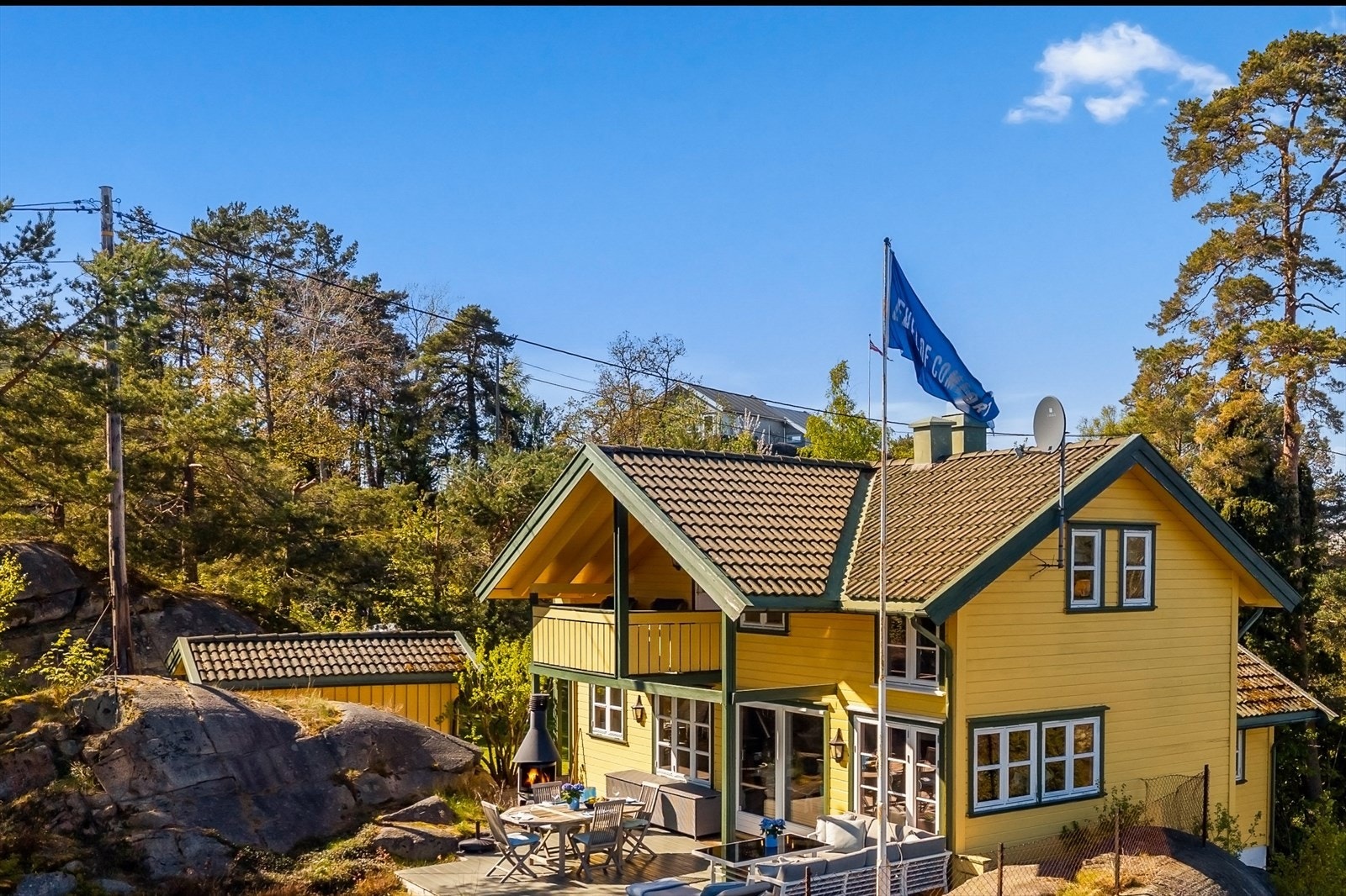 Eiendommen er fundamentert med ringmur og pæler forankret til fjell. Galleribilde