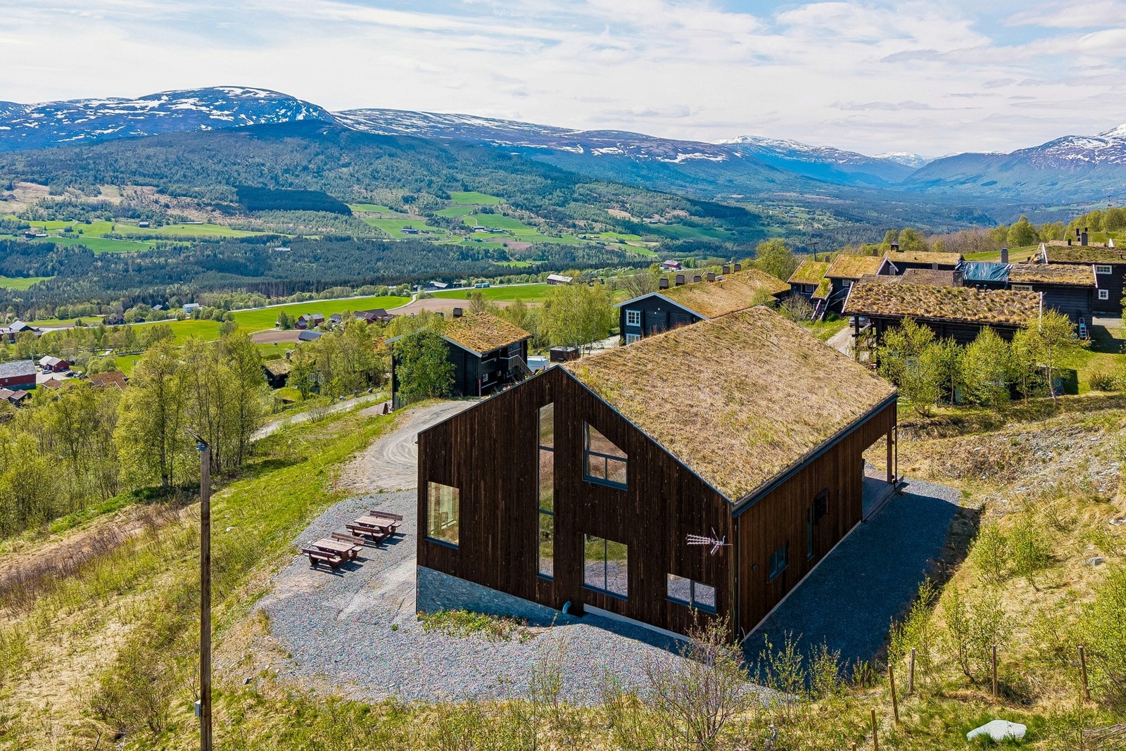 Hytta ligger helt inn til skitrekket i Vangslia med kanskje områdets mest praktiske ski in/ut. Både solforholdene og utsikten er særdeles gode. Galleribilde