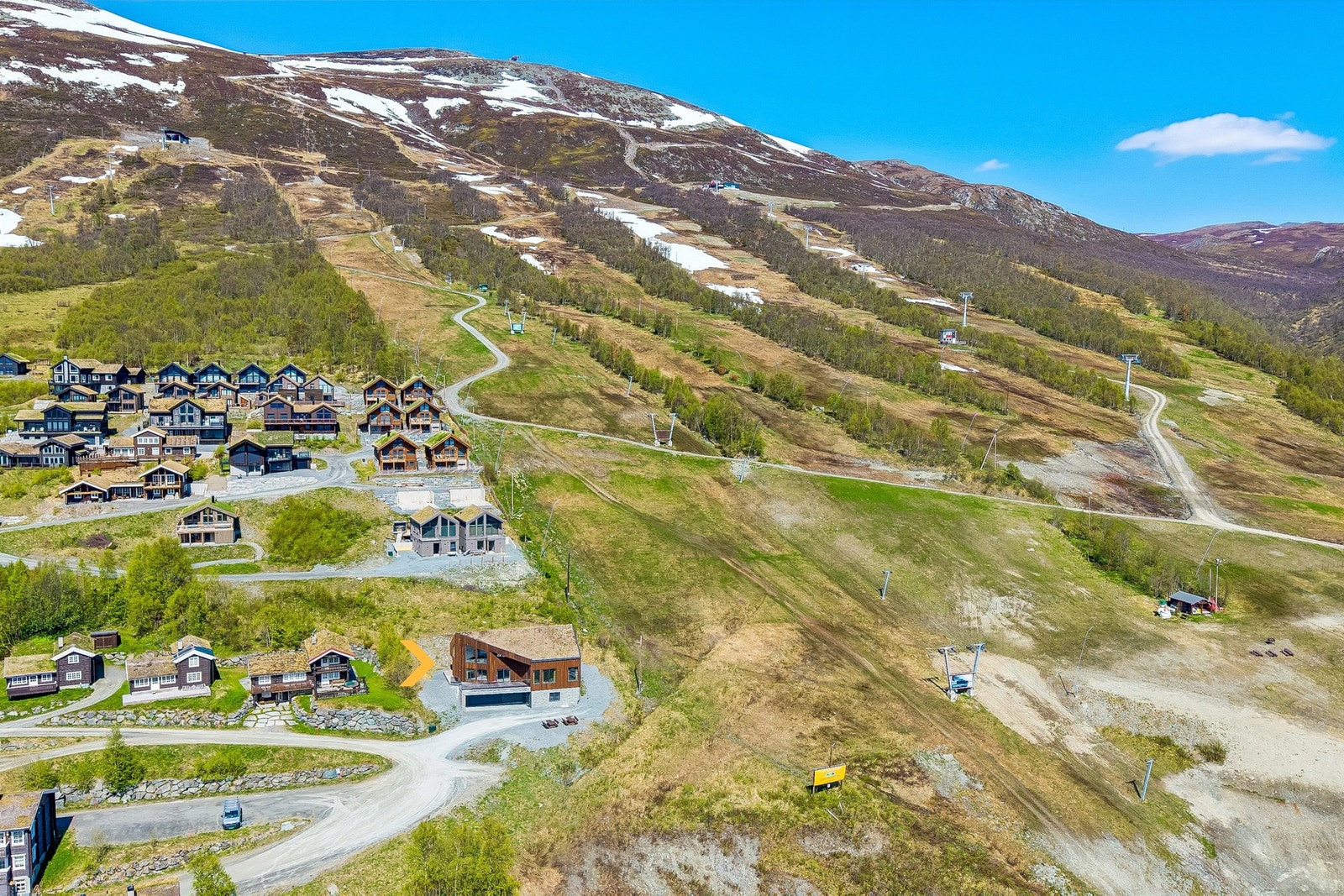 Hytta ligger helt inn til skitrekket i Vangslia med kanskje områdets mest praktiske ski in/ut. Både solforholdene og utsikten er særdeles gode. Galleribilde