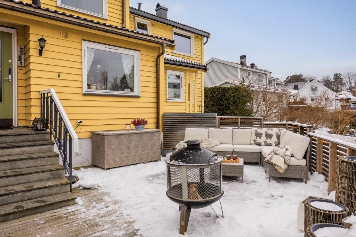 Terrasse på begge sider av huset Galleribilde